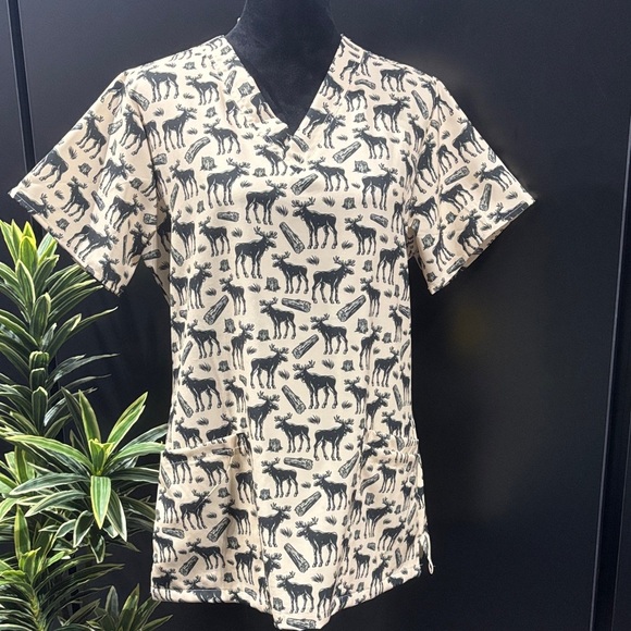 Revel Bobby Timberline Scrub,v-neck,hip pockets,1 double,slit sides,Moose,logs - Picture 1 of 10